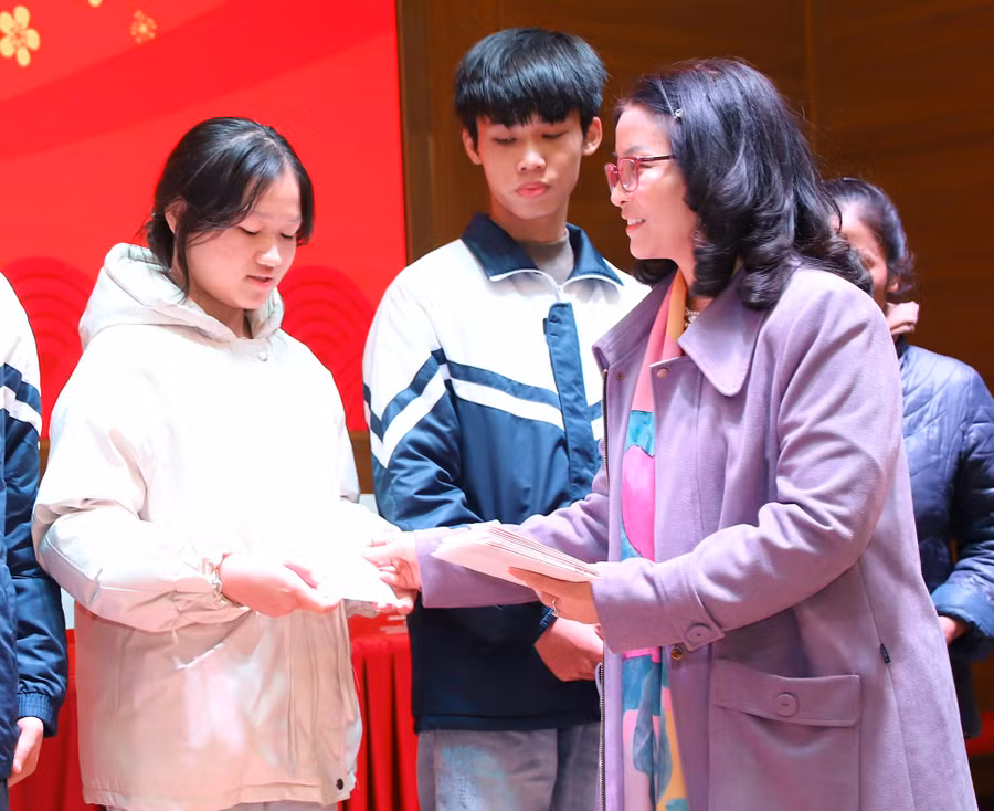 GS.TS Nguyễn Thị Lan – Giám đốc Học viện Nông nghiệp Việt Nam tặng quà Tết cho học sinh THPT huyện Quốc Oai (Hà Nội). Ảnh: NTCC