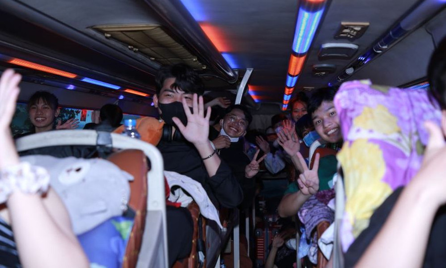 Sinh viên Trường ĐH Lạc Hồng trên chuyến xe về Tết chiều 28/1. Ảnh: Website nhà trường