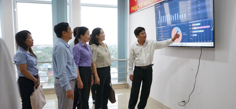 Màn hình trình chiếu tại Trung tâm điều hành giáo dục thông minh (IOC) ngành Giáo dục tỉnh Bến Tre. Ảnh: CTV