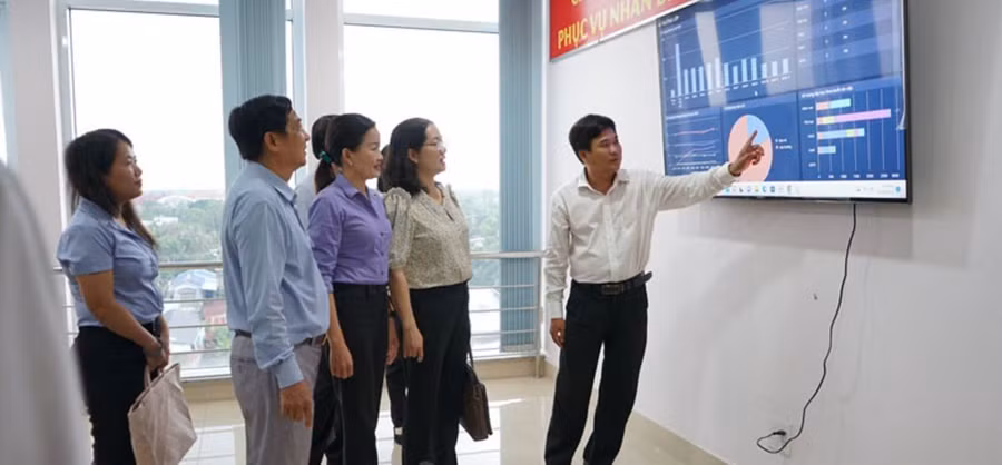 Màn hình trình chiếu tại Trung tâm điều hành giáo dục thông minh (IOC) ngành Giáo dục tỉnh Bến Tre. Ảnh: CTV