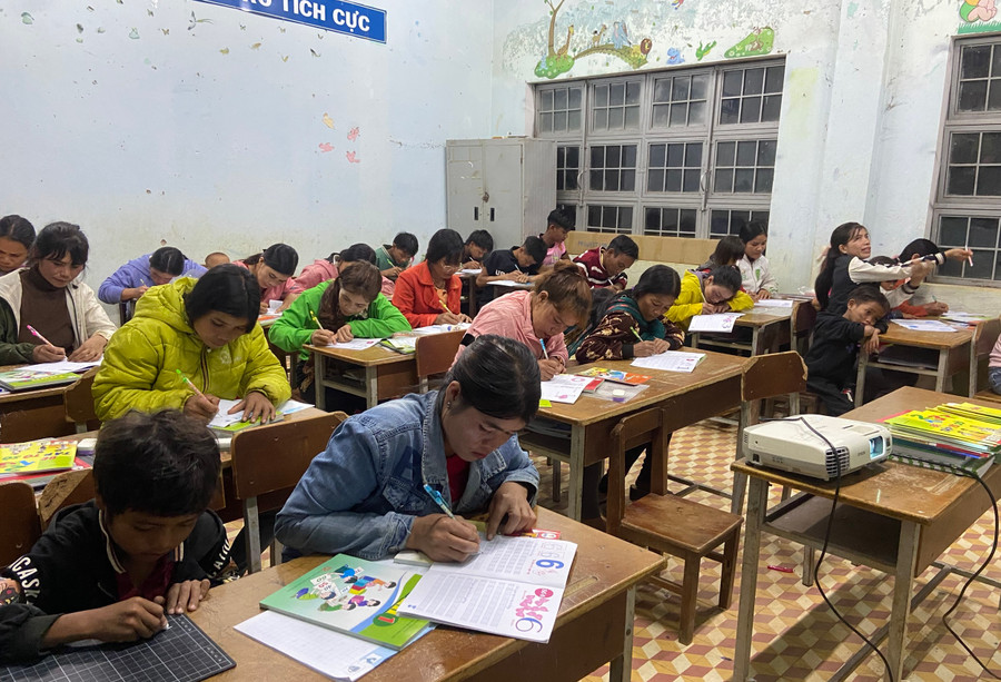 Người dân ở nhiều độ tuổi khác nhau tham gia lớp “xóa mù chữ”.