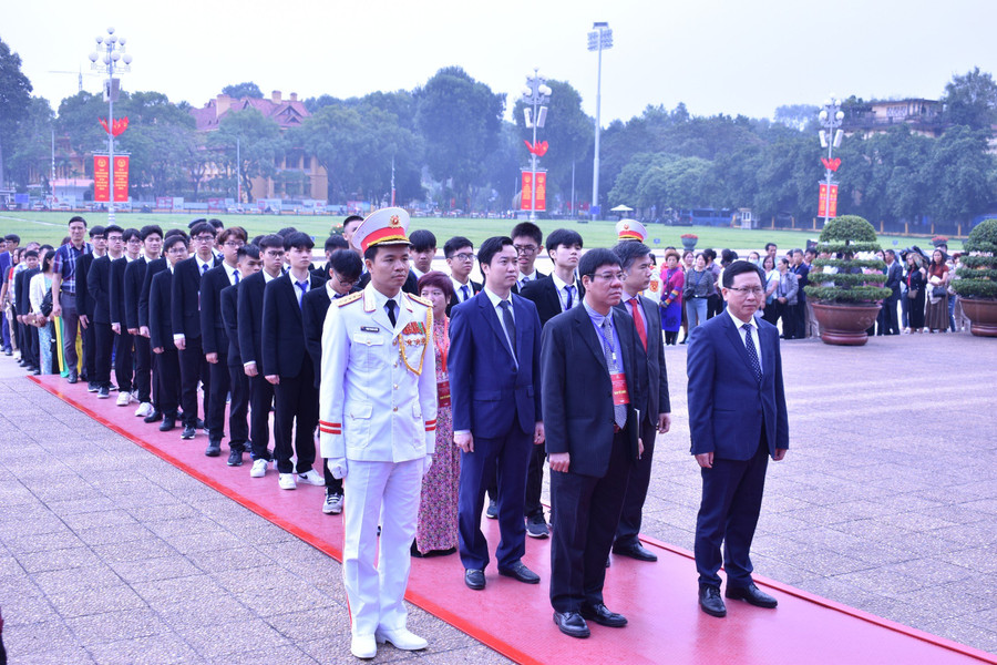 Đoàn học sinh đoạt giải Olympic, Khoa học kỹ thuật quốc tế năm 2023 vào lăng viếng Bác. Ảnh: PV Đoàn học sinh đoạt giải Olympic, Khoa học kỹ thuật quốc tế năm 2023 vào lăng viếng Bác. Ảnh: PV
