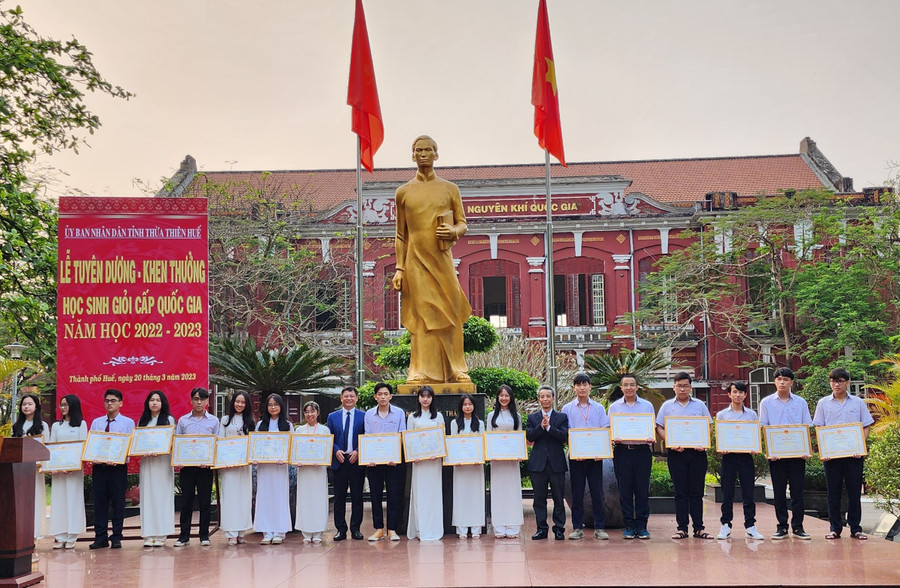 UBND tỉnh Thừa Thiên Huế tuyên dương, khen thưởng học sinh giỏi cấp quốc gia năm học 2022 - 2023. Ảnh: Trường THPT chuyên Quốc học (Thừa Thiên Huế) cung cấp UBND tỉnh Thừa Thiên Huế tuyên dương, khen thưởng học sinh giỏi cấp quốc gia năm học 2022 - 2023. Ảnh: Trường THPT chuyên Quốc học (Thừa Thiên Huế) cung cấp