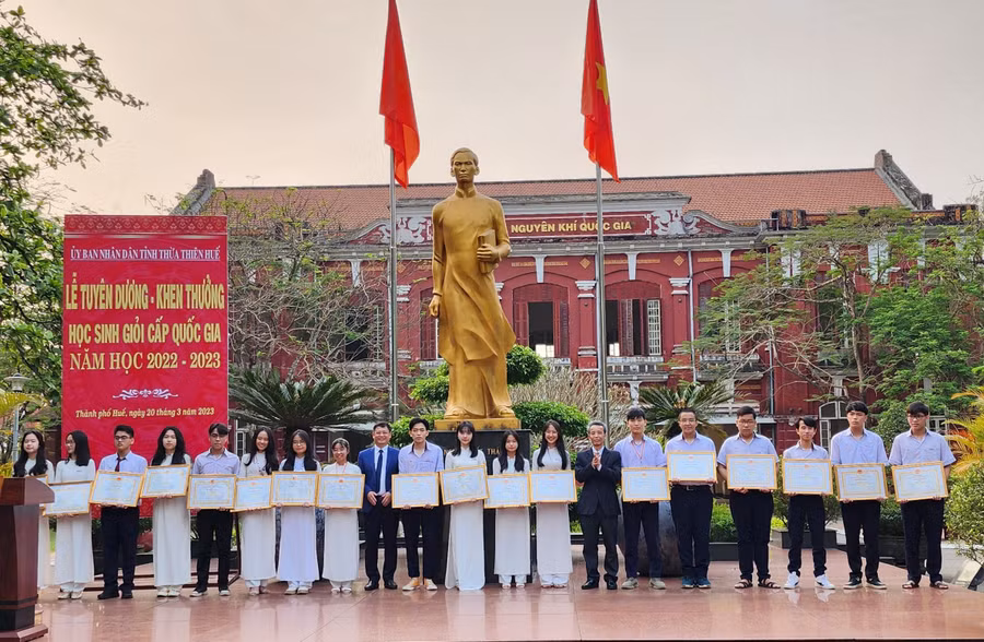UBND tỉnh Thừa Thiên Huế tuyên dương, khen thưởng học sinh giỏi cấp quốc gia năm học 2022 - 2023. Ảnh: Trường THPT chuyên Quốc học (Thừa Thiên Huế) cung cấp