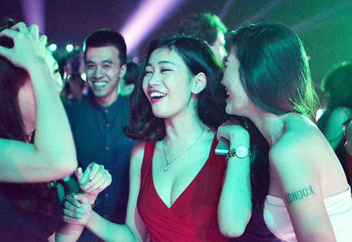 Phương Vy diện váy nóng bỏng 