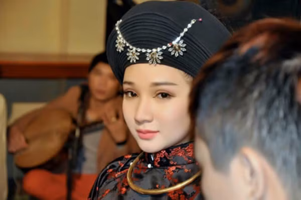 Dung nhan 3 cô đồng 9x xinh đẹp gây sốt cộng đồng mạng