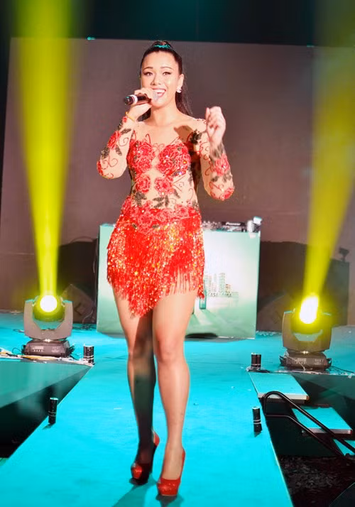 Phương Vy diện váy nóng bỏng 