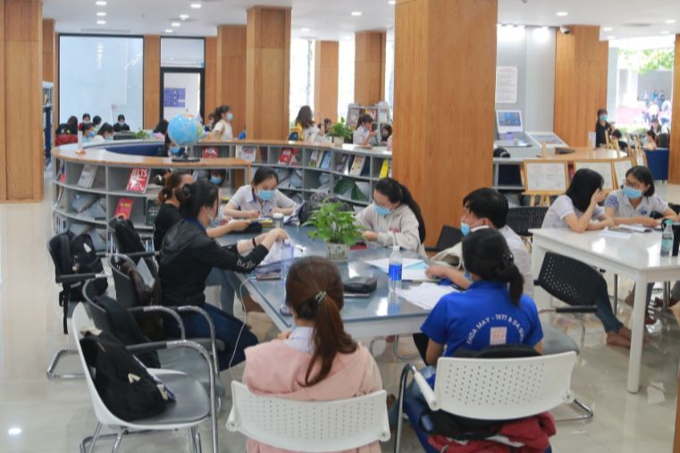 Sinh viên HUFI học trong thư viện hiện đại. Ảnh: NTCC Sinh viên HUFI học trong thư viện hiện đại. Ảnh: NTCC