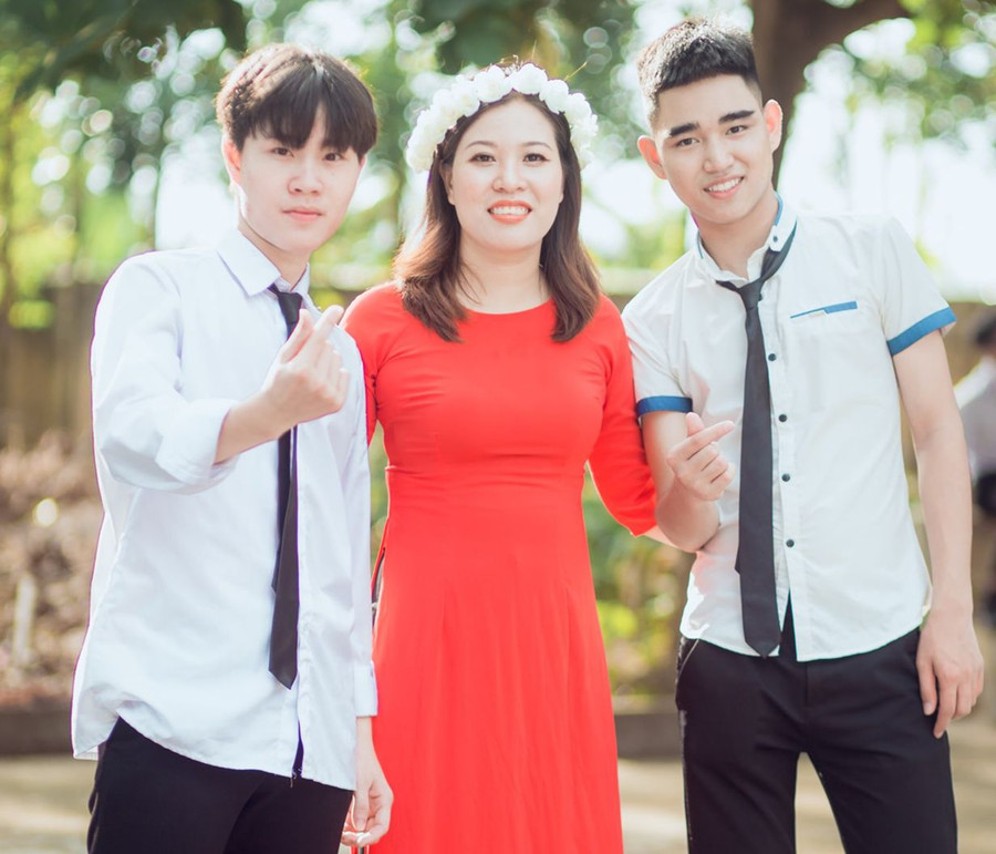 Cô Nguyễn Thuỳ Dung, giáo viên Ngữ văn, Trường THPT Quang Trung (Hưng Yên) chụp ảnh kỷ yếu cùng học sinh. Ảnh: NVCC