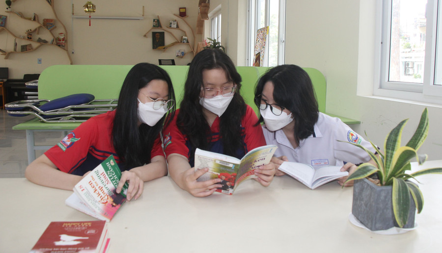 Học sinh Trường THPT Bùi Thị Xuân đọc sách tại thư viện trường. Học sinh Trường THPT Bùi Thị Xuân đọc sách tại thư viện trường.
