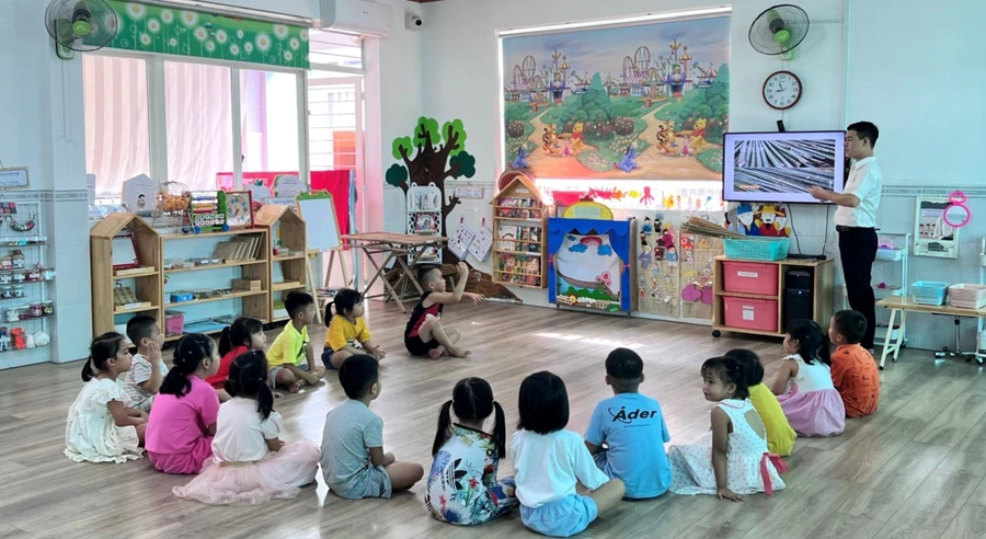 Giờ học của trẻ lớp lá Trường Mầm non Hoa Đào (Quận 12, TPHCM).