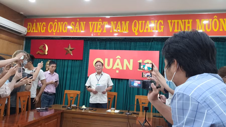 Đại diện lãnh đạo UBND Quận 10 thông tin ban đầu cho báo chí về sự việc hai thiếu niên bị đánh trong phòng giám thị của Trường THCS Nguyễn Văn Tố. Ảnh D.Nguyễn 
