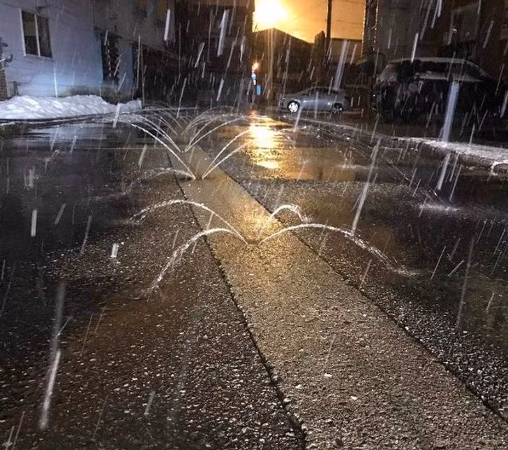 Nước chảy ra từ những vòi phun nước trên đường, để giữ cho đường phố không bị đóng băng vào mùa đông.