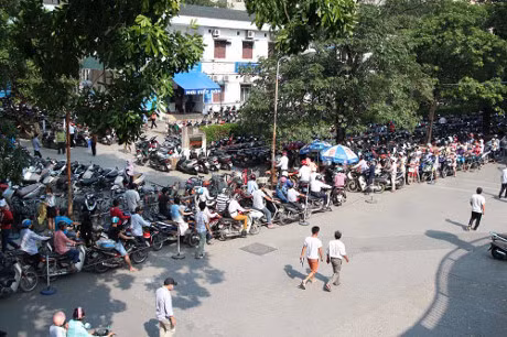 Xep hang gui xe + xep hang kham benh = het gio lam viec - Anh 1