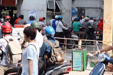 Xep hang gui xe + xep hang kham benh = het gio lam viec - Anh 3