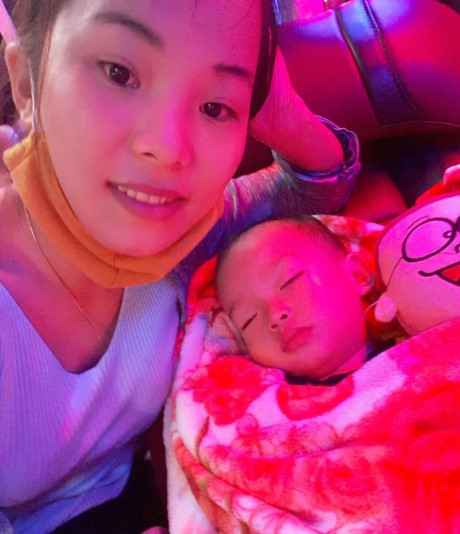 Tấm ảnh ông cháu ly biệt ở bến xe khiến câu nói Tam anh ong chau ly biet o ben xe khien cau noi