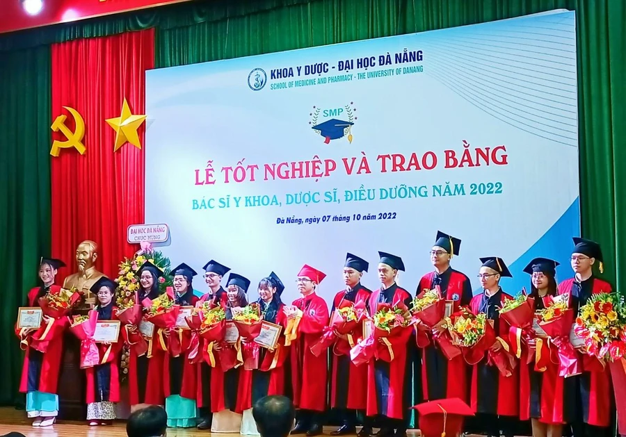 Khoa Y Dược, ĐH Đà Nẵng khen thưởng những sinh viên có kết quả rèn luyện và học tập xuất sắc.