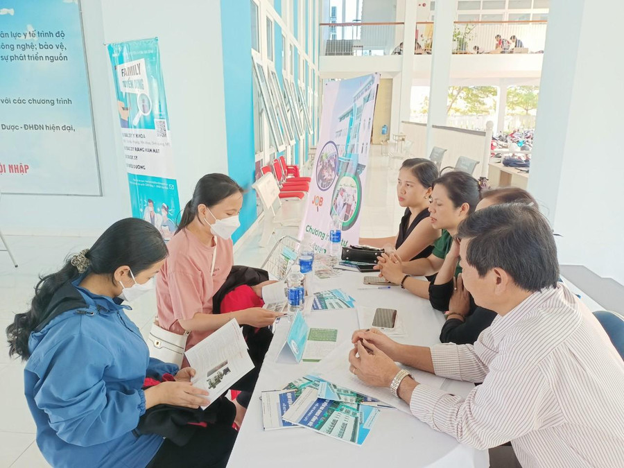 Sinh viên khoa Y Dược ĐH Đà Nẵng được tuyển dụng ngay sau lễ tốt nghiệp ảnh 1