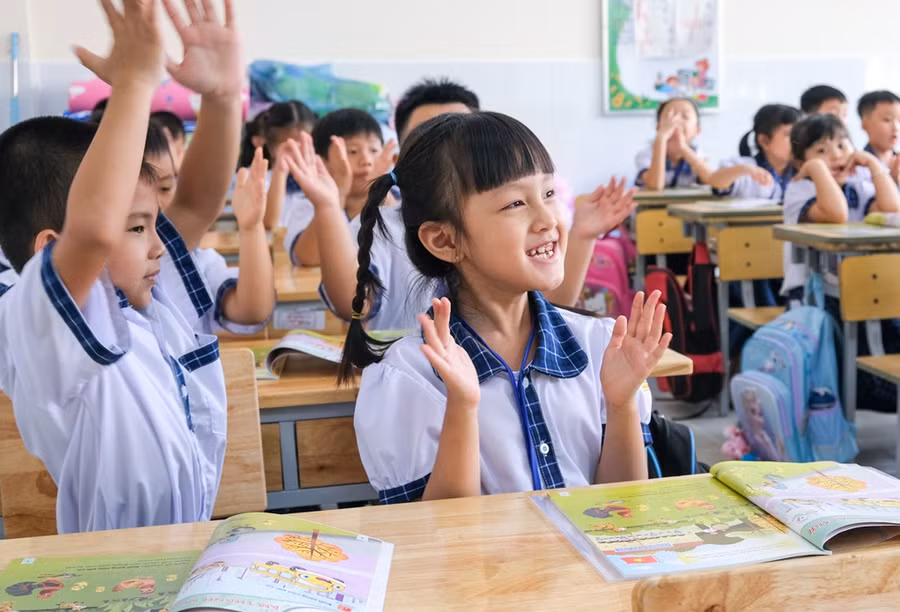 HS tiểu học TP Cần Thơ hào hứng trong giờ học Tiếng Việt SGK mới. Ảnh: T. Tiến.