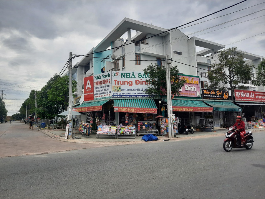 Dù chưa hoàn thiện pháp lý, Kim Oanh Group đã đem khu đất Lô H2, dự án Mỹ Phước 3, TX.Bến Cát (Bình Dương) ra giao dịch, thu tiền của khách hàng và nhà đầu tư. Dù chưa hoàn thiện pháp lý, Kim Oanh Group đã đem khu đất Lô H2, dự án Mỹ Phước 3, TX.Bến Cát (Bình Dương) ra giao dịch, thu tiền của khách hàng và nhà đầu tư.