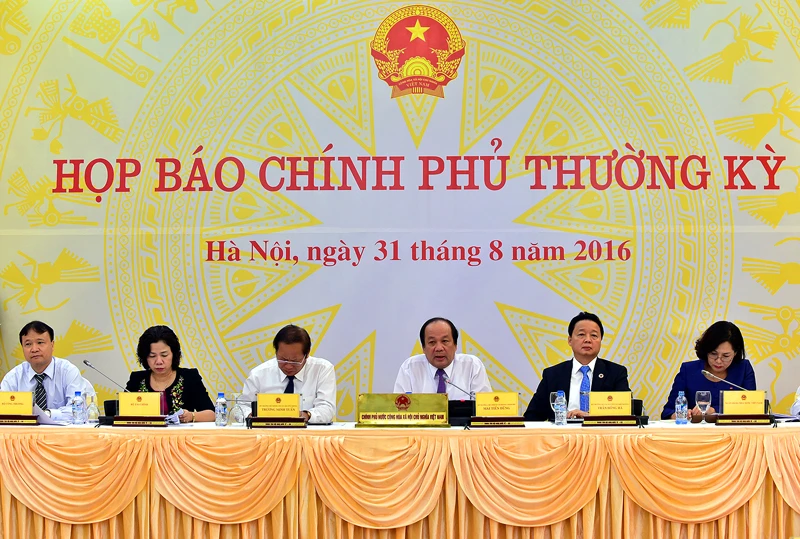 Lãnh đạo các bộ tại phiên họp báo Chính phủ thường kỳ tháng 8/2016. Ảnh: VGP