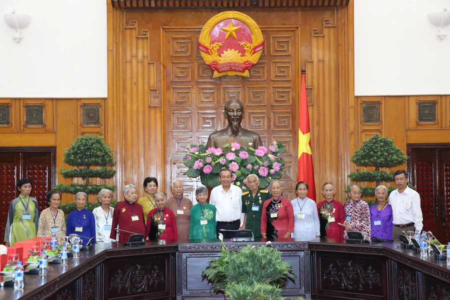 Phó Thủ tướng Thường trực Trương Hòa Bình tiếp đoàn đại biểu người có công với cách mạng tỉnh Hậu Giang. Ảnh: VGP