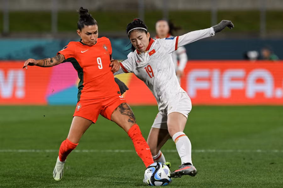 Cầu thủ trẻ Thanh Nhã (bên phải) trận Việt Nam gặp Bồ Đào Nha. Ảnh: ITN.