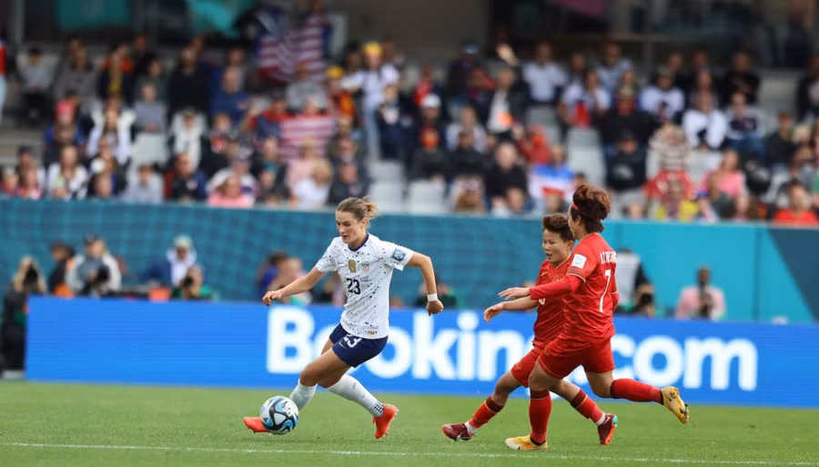 Trận nữ Việt Nam (áo sẫm) thua Mỹ 0 - 3 ở World Cup 2023. Ảnh: INT.