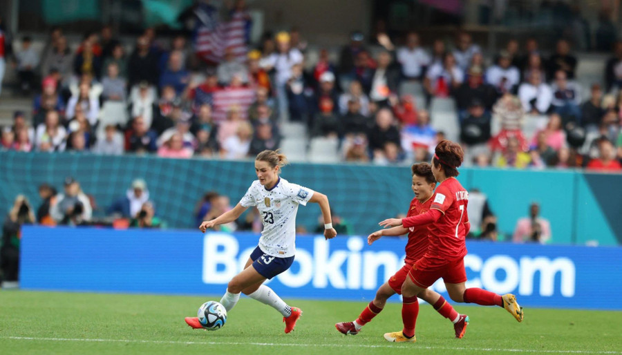 Trận nữ Việt Nam (áo sẫm) thua Mỹ 0 - 3 ở World Cup 2023. Ảnh: INT.