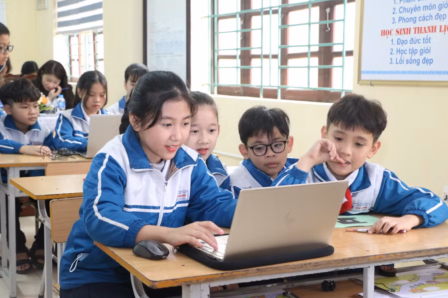 Mô hình “lớp học kết nối” được các em học sinh Trường Tiểu học Vân Canh hào hứng đón nhận.