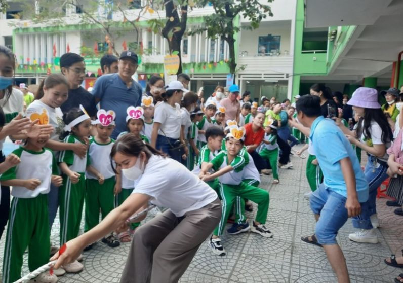 Học sinh và phụ huynh Trường Tiểu học Hoa Lư tham gia Ngày hội Gia đình gắn kết yêu thương.