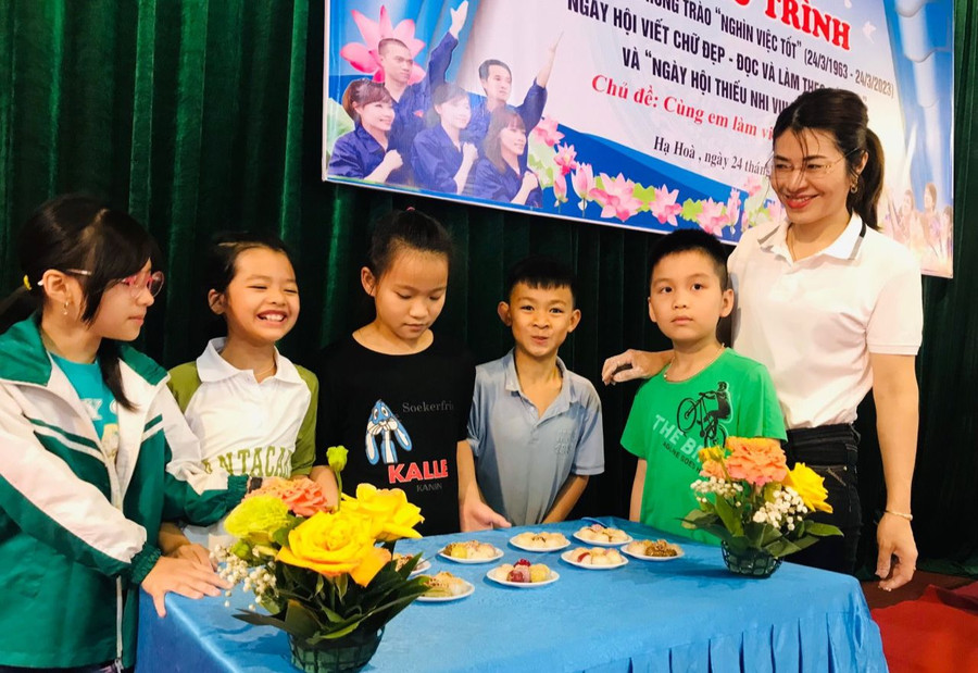 Một hoạt động trải nghiệm của cô trò Trường Tiểu học Hạ Hòa. Một hoạt động trải nghiệm của cô trò Trường Tiểu học Hạ Hòa.