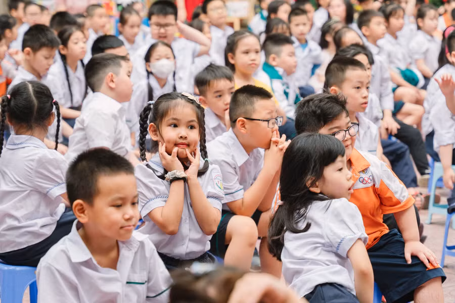 Cha mẹ cần đồng hành với con vượt qua tâm lý thiếu tự tin, lo lắng khi vào lớp 1.