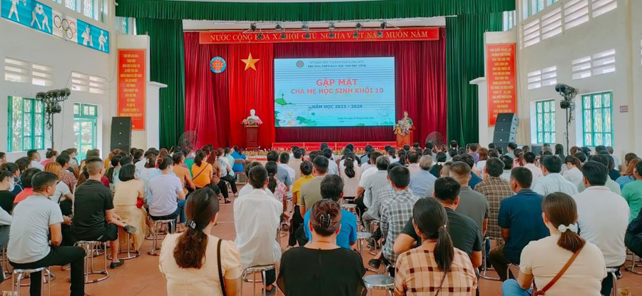 Trường THPT Dân tộc Nội trú tỉnh Lạng Sơn (Lạng Sơn) tổ chức gặp mặt học sinh khối 10 để tư vấn lựa chọn tổ hợp, phổ biến nội quy.