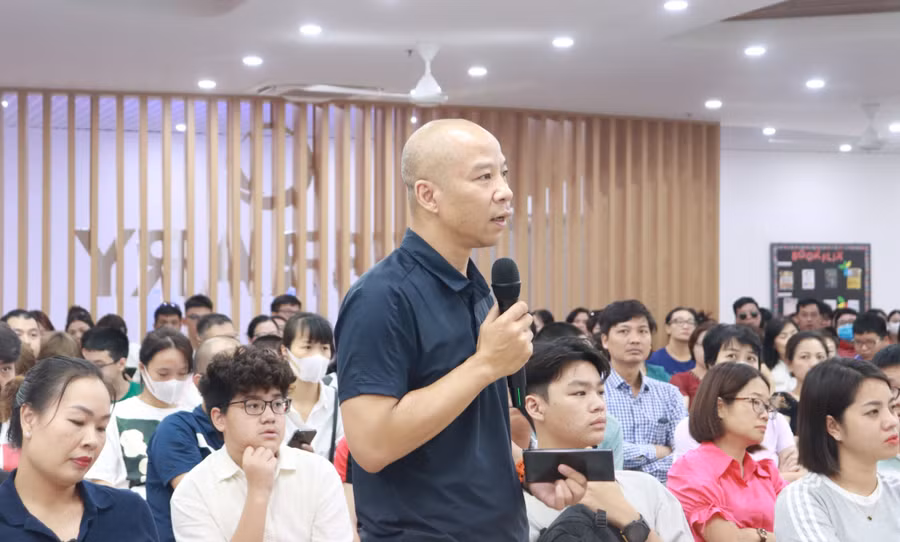 Phụ huynh Trường Phổ thông liên cấp Phenikaa (Hà Nội) trao đổi với nhà trường về lựa chọn tổ hợp cho học sinh. 