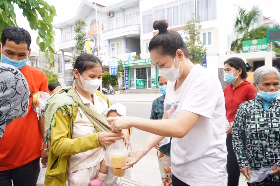 Bệnh nhân tại Bệnh viện Đa khoa tỉnh Kon Tum đón nhận những phần cháo hỗ trợ.