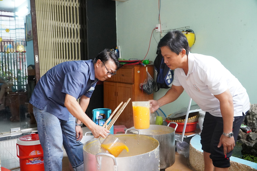 Cán bộ, giáo viên Trường THCS - THPT Liên Việt Kon Tum nấu cháo phát miễn phí cho bệnh nhân nghèo.