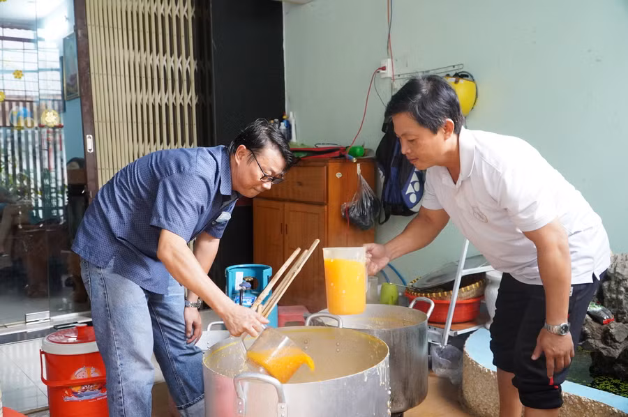 Cán bộ, giáo viên Trường THCS - THPT Liên Việt Kon Tum nấu cháo phát miễn phí cho bệnh nhân nghèo.