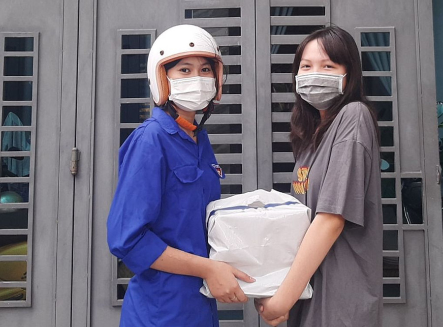 Đoàn Trường THPT Hoàng Hoa Thám tiếp nhận sách giáo khoa đã qua sử dụng.