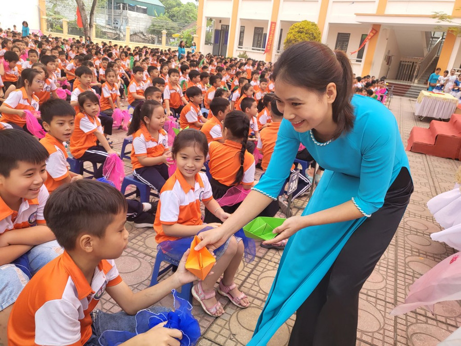 Cô và trò Trường Tiểu học Phương Trung I, huyện Thanh Oai, Hà Nội.