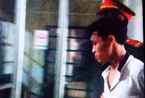  Nghi phạm Hồ chí Bảo bị bắt giữ khi đang băng bó vết thương tại bệnh viện đa khoa huyện Hướng Hóa. (Ảnh: CAND) 