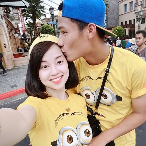 Mạc Hồng Quân là một trong những cầu thủ điển trai nhất làng bóng đá Việt. Còn Ly Kute là cô hot girl của đất Hà Thành, được nhiều người biết đến khi tham gia bộ phim Nhật ký Vàng Anh.