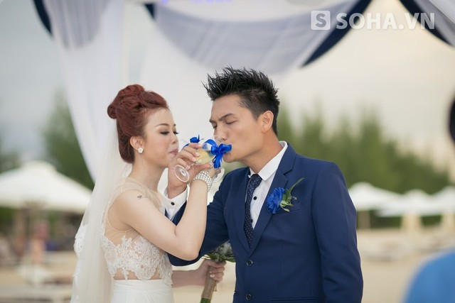  Trước lễ cưới chú rể lại mang đến cho cô dâu sự bất ngờ bằng việc đưa cô dâu ra giữa biển bằng du thuyền cùng thề non hẹn biển, dạo chơi trên hòn đảo Đồi Mồi. 