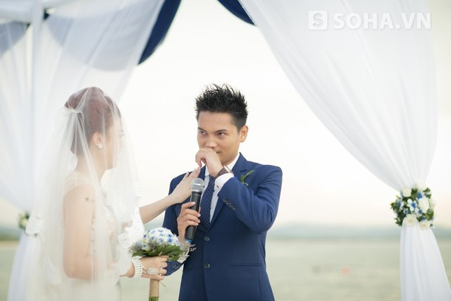  Khi được mời chia sẻ cảm xúc, ông trùm Hoa hậu Mã Siêu đã cảm động tới mức bật khóc. Được biết, đây là đám cưới đầu tiên được live streaming trên YouTube ở Việt Nam cho bạn bè ở khắp nơi có thể xem. 