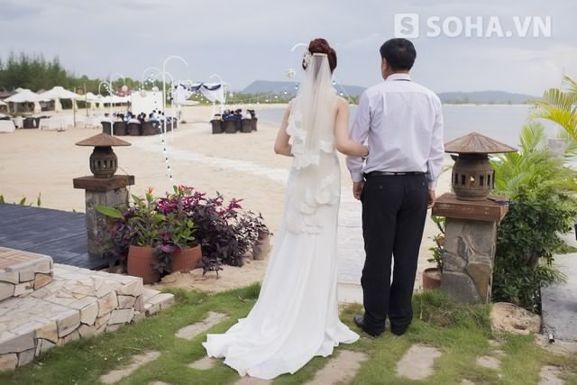  Sau màn cầu hôn gây chấn động cộng đồng mạng đầu tháng 9, chiều 13/10, đám cưới của “ông trùm Hoa hậu” Mã Siêu và nữ tiếp viên hàng không xinh như hot girl đã diễn ra trước sự chứng kiến của gia đình, bạn bè, người thân. 