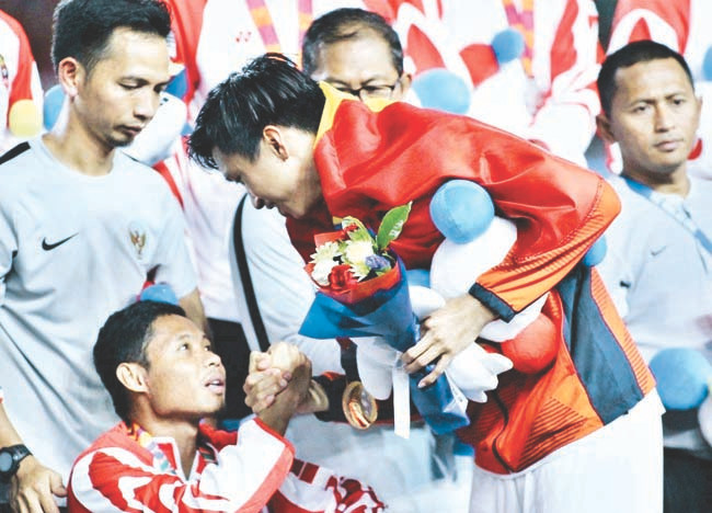 Văn Hậu hỏi thăm và xin lỗi Evan Dimas ngay sau trận chung kết Văn Hậu hỏi thăm và xin lỗi Evan Dimas ngay sau trận chung kết