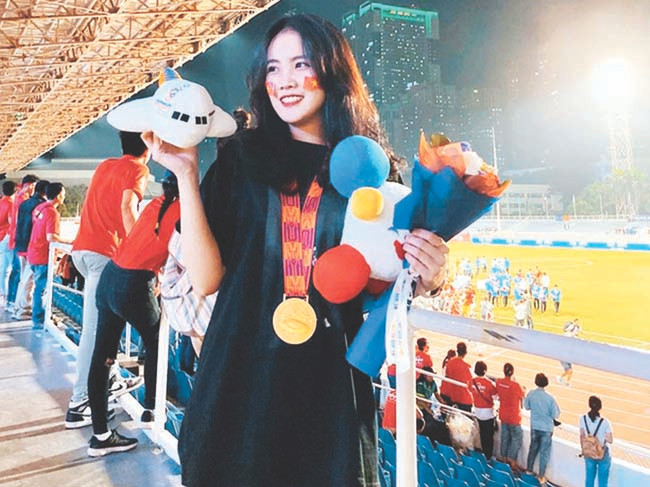 Hotgirl Hoàng Anh sung sướng khi được bạn trai tặng HCV Hotgirl Hoàng Anh sung sướng khi được bạn trai tặng HCV