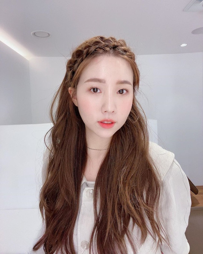 Kiểu tóc tết mái xinh xẻo, ấn tượng sẽ hút mắt người đối diện ngay từ cái nhìn đầu tiên. Vậy thì tội gì không thử ngay để cưa đổ crush nhân dịp này nhỉ.