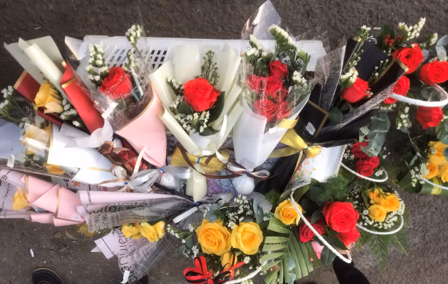 Sinh viên làm nhiều kiểu mẫu hoa đa dạng để mọi người có thể lựa chọn tùy theo sở thích.