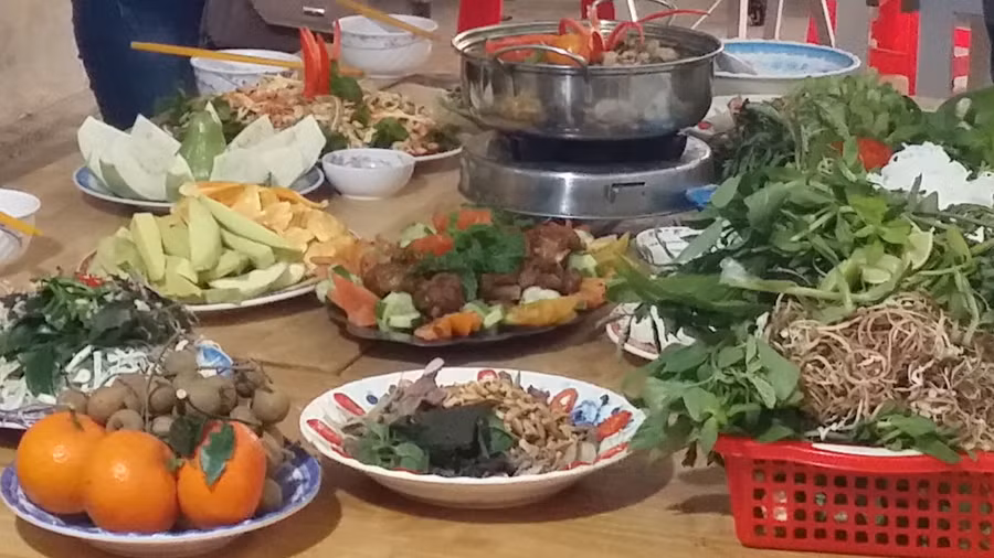 Những món ăn do các thầy giáo Trường THPT Vĩnh Hải (Sóc Trăng) tự tay chế biến đãi các cô giáo nhân ngày 8/3.